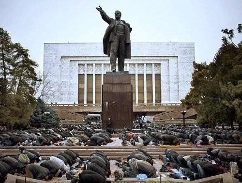 They say Lenin in the mausoleum turned over from this photo - Kyrgyzstan, Muslims, Communism, Lenin