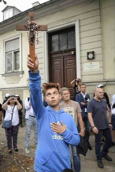 15-year-old Pole Yakub Barila went out alone with a crucifix to stop the march of sodomites. - LGBT, Poland, Video, Longpost