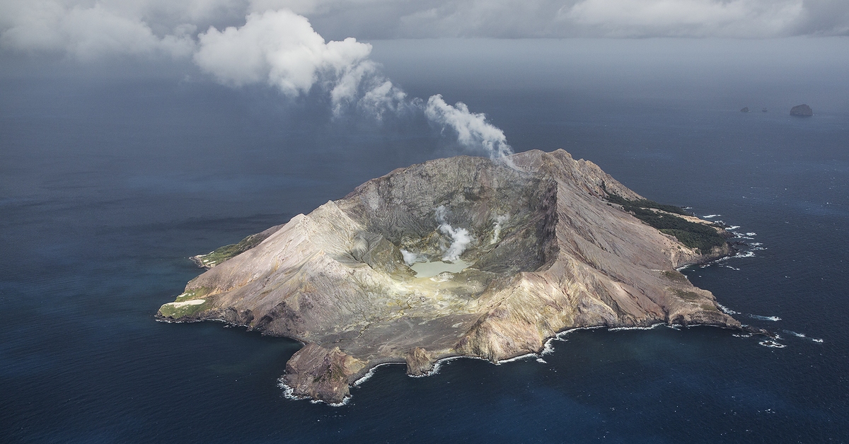 Volcano island. Остров Вулкано. Остров Кука вулкан. Стефани вулкан белый остров. Вулканы в океане вид сверху.