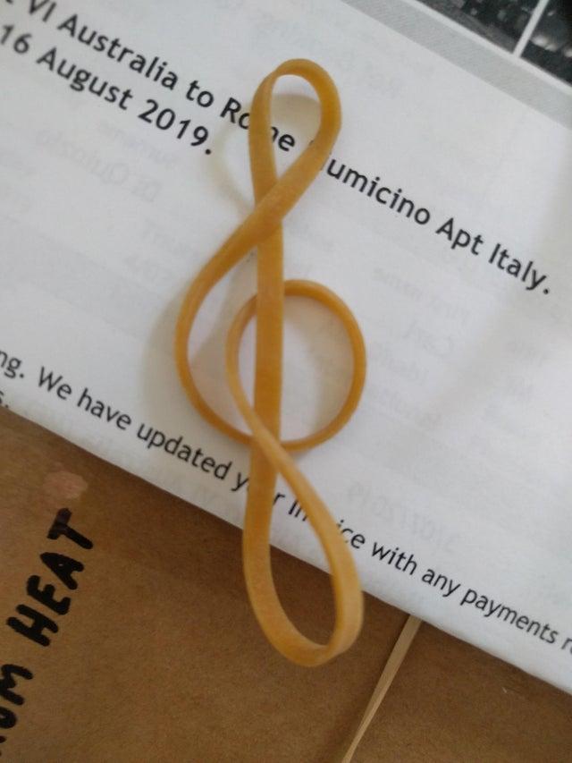 The rubber band fell and landed on a perfect treble clef - Elastic, Treble clef, From the network