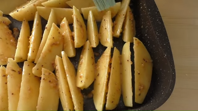 Middle Russian potatoes in the oven - My, Cooking, Recipe, Food, Other cuisine, Baked potato, Preparation, Sauce, Video, Longpost, Video recipe