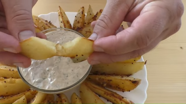 Middle Russian potatoes in the oven - My, Cooking, Recipe, Food, Other cuisine, Baked potato, Preparation, Sauce, Video, Longpost, Video recipe