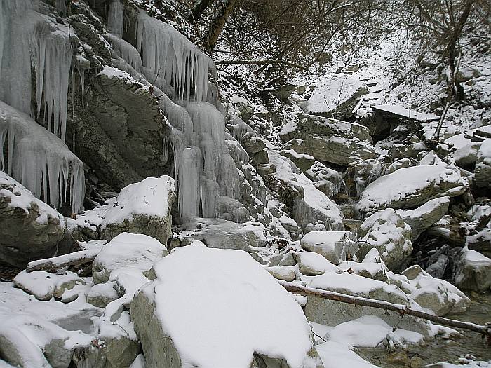Водопад зимой в горах под Туапсе