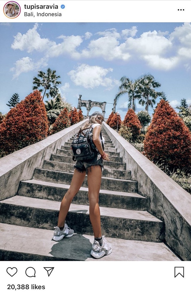 Облака преследуют девушку. Сбой Матрицы. Девушки, Отдых, Облака, Photoshop, Фотография, Длиннопост