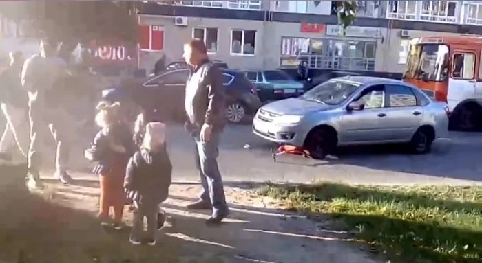 Звони в скорую! Сама звони, я снимаю!