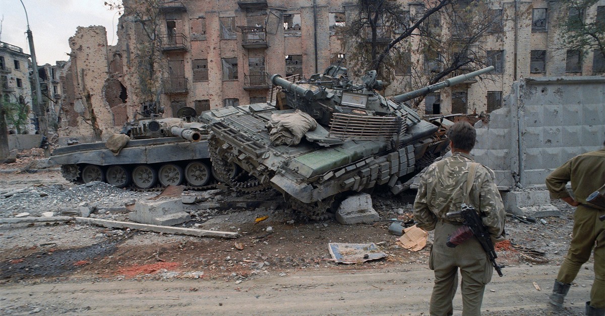 Судьба грозного. Подбитые танки т72 в Чечне. Чеченская БМП Грозный 1995. Чечня штурм Грозного 1994 1995.