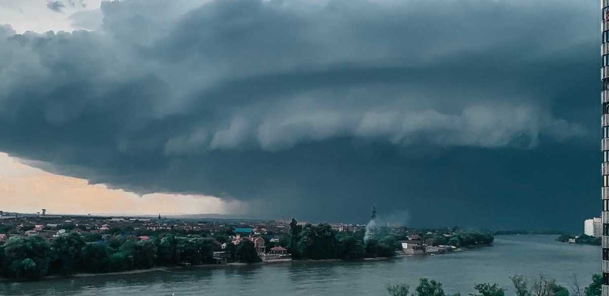 Шторм в краснодарском. Шторм в Краснодаре. Тучи над Краснодаром. Облака над Краснодаром. Грозовые облака Краснодар.