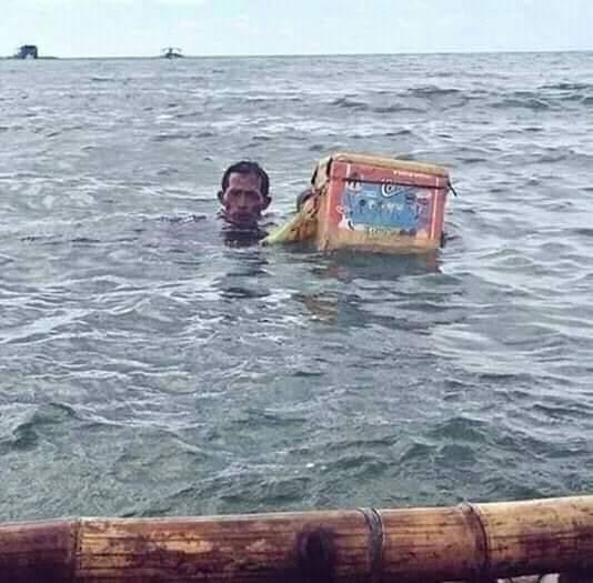 This man is selling ice cream to passing boats right in the sea! - Business, Trade, Sea, The photo, Longpost