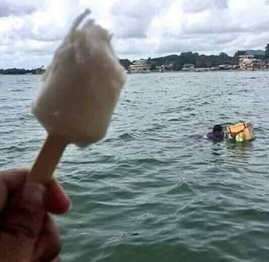 This man is selling ice cream to passing boats right in the sea! - Business, Trade, Sea, The photo, Longpost