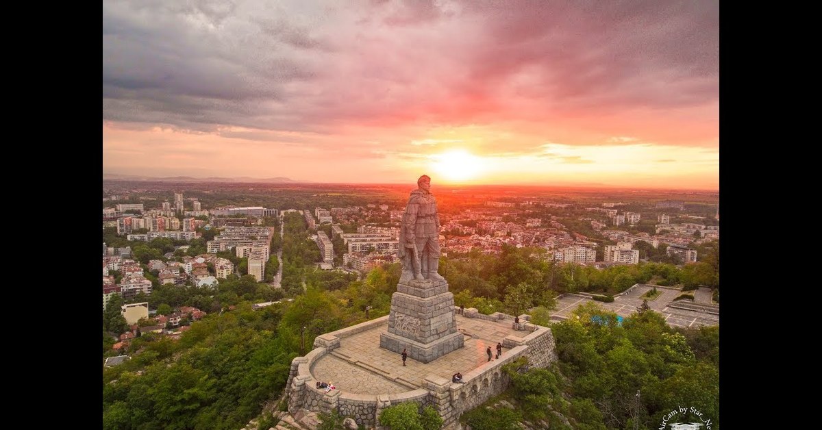 Стоит над горою алеша фото