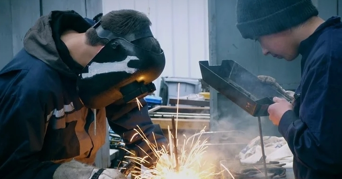 сварочное производство. производственные фотографии. инженер сварочного производства. леса для сварщиков. сварщик варит трубу.