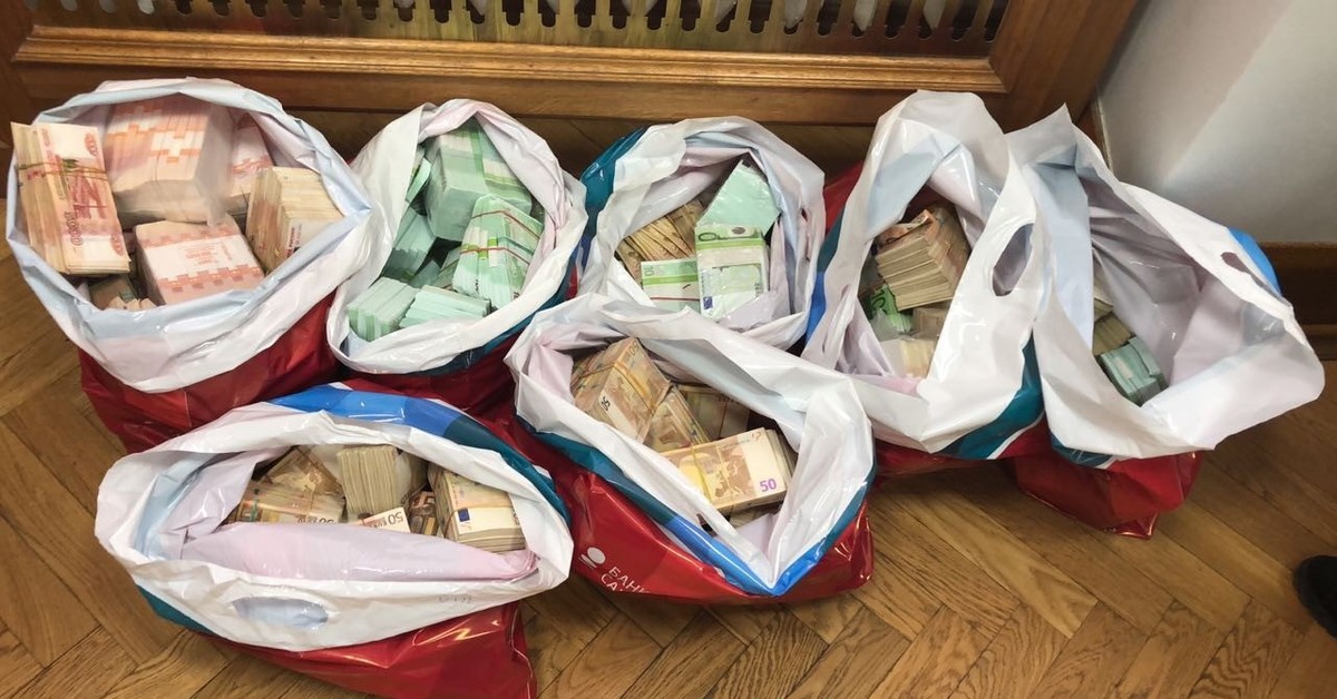 Нашли миллиардов рублей. Пакет с деньгами. Сумки с деньгами в квартире. Конфискация денег. Изъятие денег.