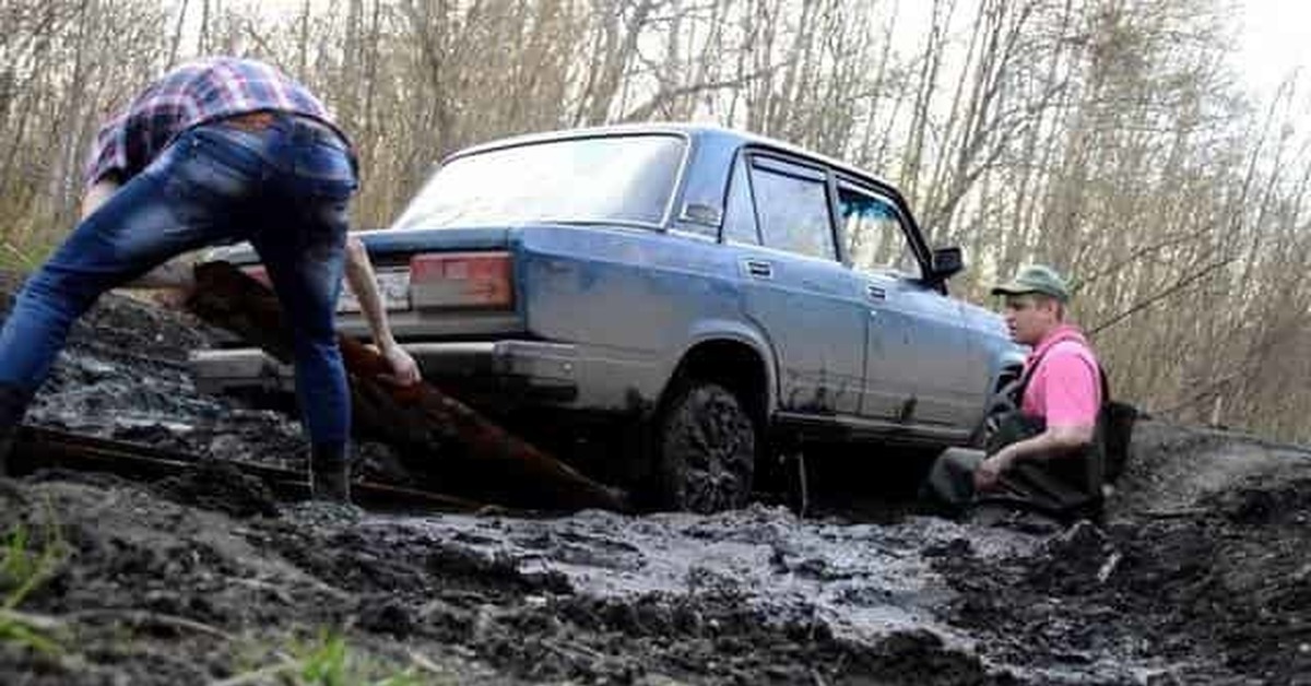 Застряли мужики. Автомобиль застрял в грязи. Машина забуксовала в грязи. Машина увязла в грязи. Машина застряла в лесу.