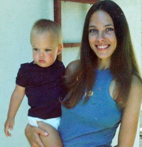 Archival photos of young Angelina Jolie with her mother appeared on the network - Angelina Jolie, Actors and actresses, Sex Symbol, Youth, Girls, Longpost