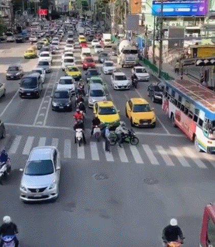 Простой акт доброты от мотоциклиста в Бангкоке