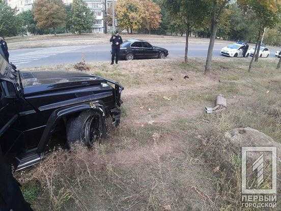 He threatened with a weapon, ran over the leg of a policeman and crashed into a tree: the driver in a Mercedes ran away from patrolmen for several hours - Crime, Погоня, Weapon, Krivoy Rog