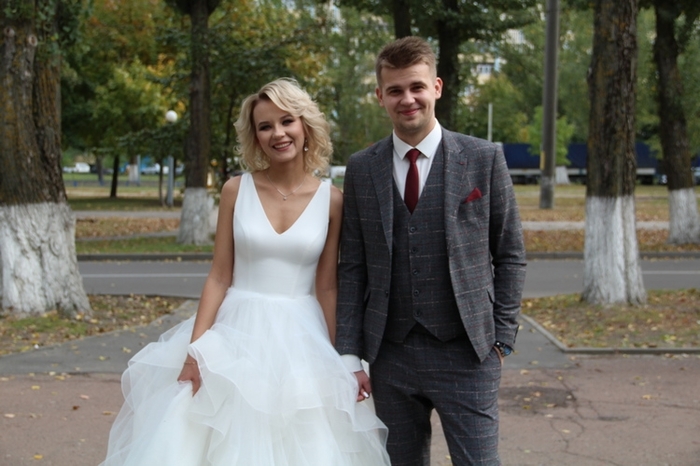 In the Gomel region, people from a burning car were saved by newlyweds who were riding in a taxi from their wedding - The rescue, Adventures, Heroes, Road, Longpost, Road accident, Crash, Newlyweds