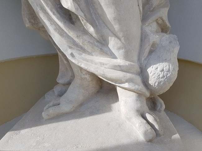 What's wrong with this statue? - Cameltoe, , The statue, Dark Ages, Sculpture