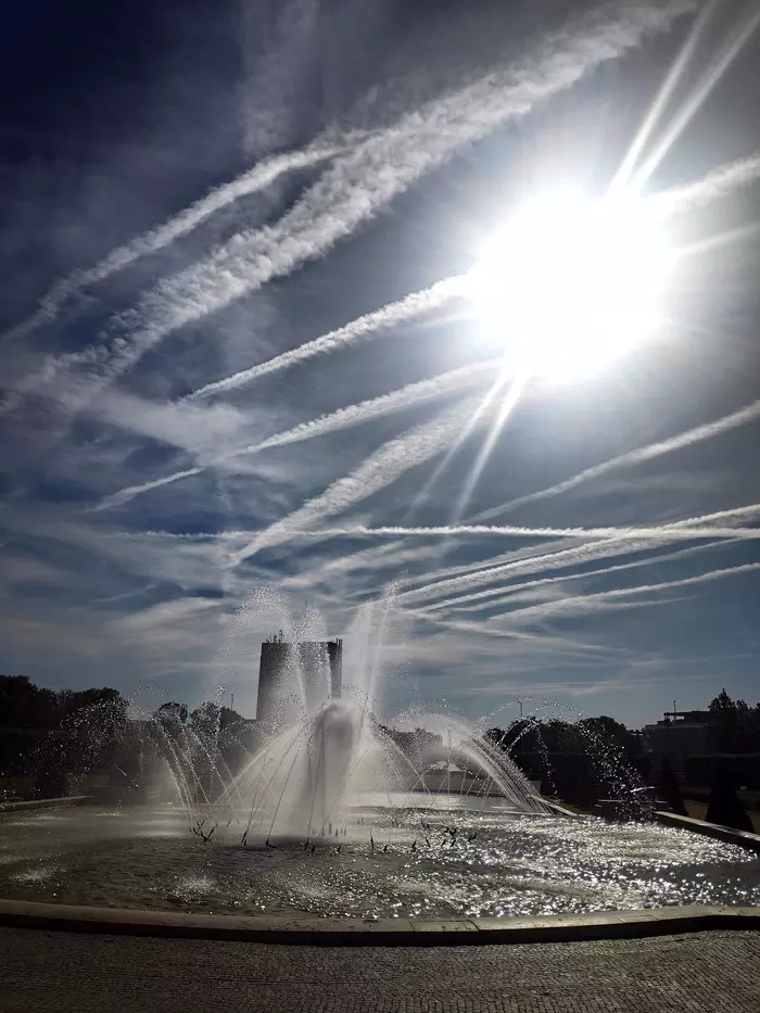 Someone is painting a pen :) - My, Sky, The photo, Fountain, The sun, Condensation trail
