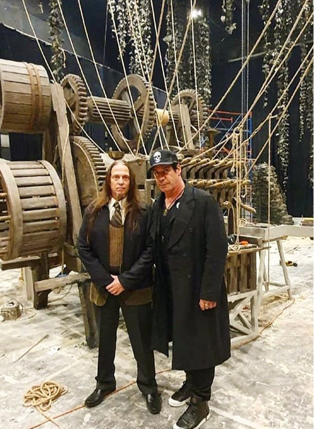 Тилль Линдеманн изучает новые декорации на «Ленфильме»