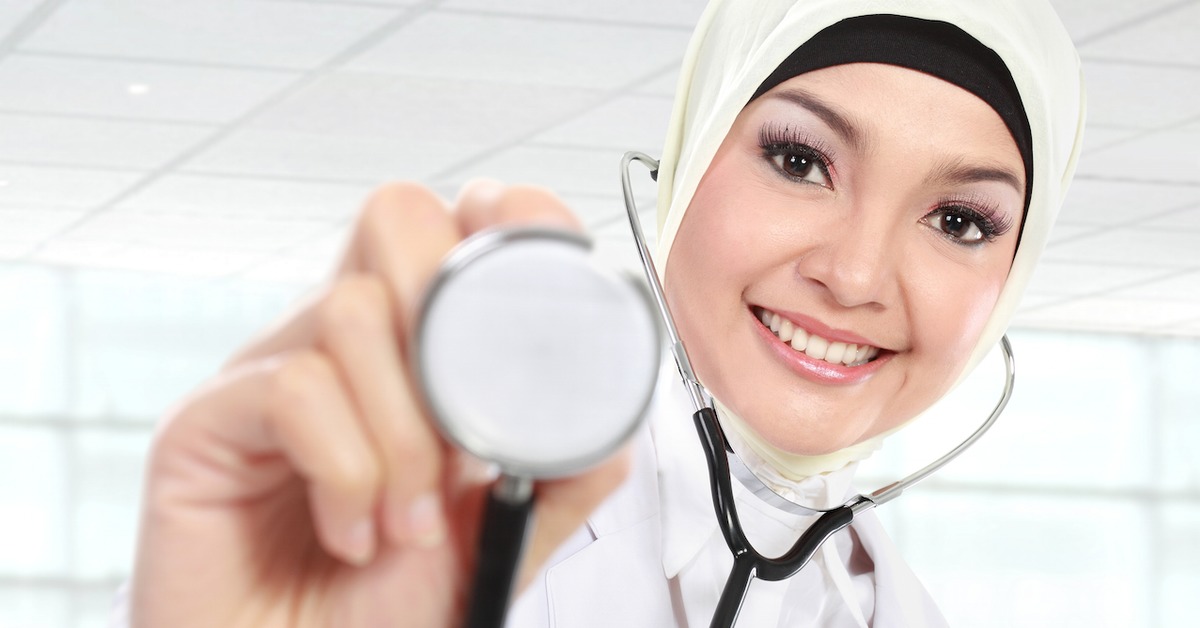 Врач мусульман. Медсестра в хиджабе. Мусульманки в медицине. Мусульманка врач. Арабская медсестра.