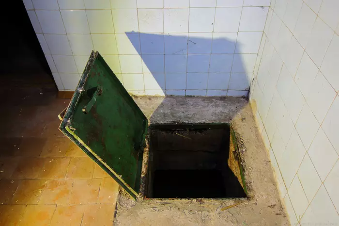 Shelter under the village club toilet - My, Abandoned, Abandoned place, Bomb shelter, Bunker, Urbanism, Stalk, Urbanfact, Video, Longpost