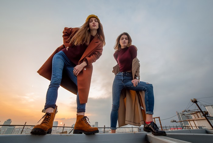 Крыша и близняшки. Крыша, Минск, Город, Закат, Ночь, Близнецы, Девушки, Фотография, Длиннопост