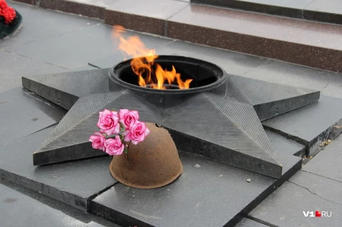 “We were warming ourselves and throwing seed husks”: in Volgograd, military personnel desecrated the Eternal Flame - Eternal flame, Desecration, Volgograd