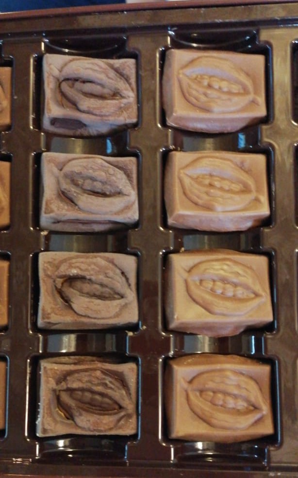 Ребята, угощайтесь. Вкусные конфеты.