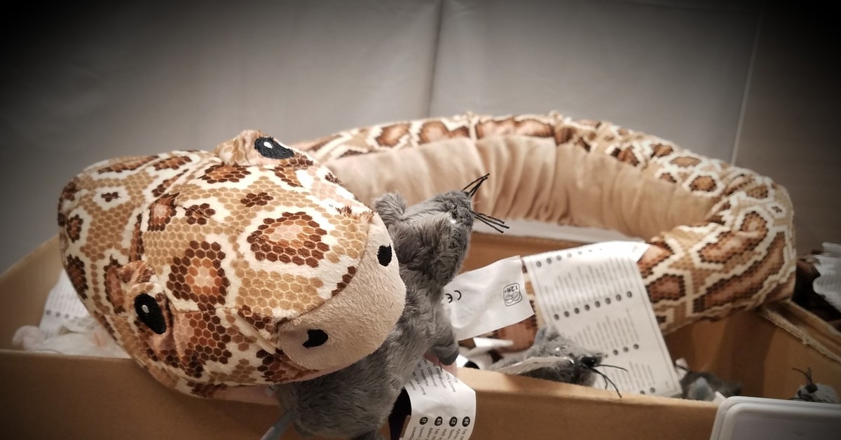 Мышь питон. Кукла перчаточная "тигровый питон". Ikea змея. Змея ikea игрушка. Икеа питон игрушка.