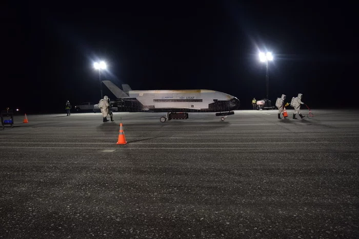 The X-37B shuttle landed after spending 780 days in orbit. - x-37b, Space, Spaceplane, Air force, Video, Longpost