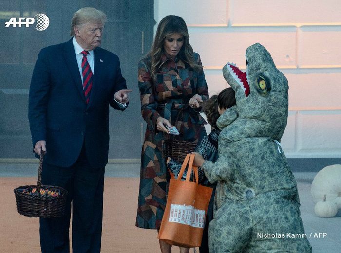 Фотофакт: Трамп и его жена прикармливают рептилоидов в надежде, что те их заберут с собой на Нибиру