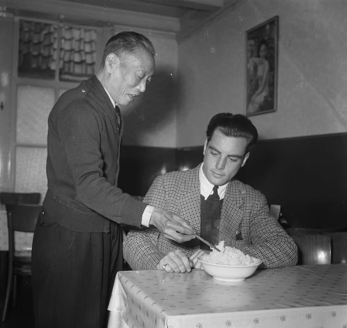 A Chinese restaurant customer is trying to learn how to eat rice with chopsticks. Netherlands, 1952. - Humor, Chinese chopsticks, Rice, Food, Longpost