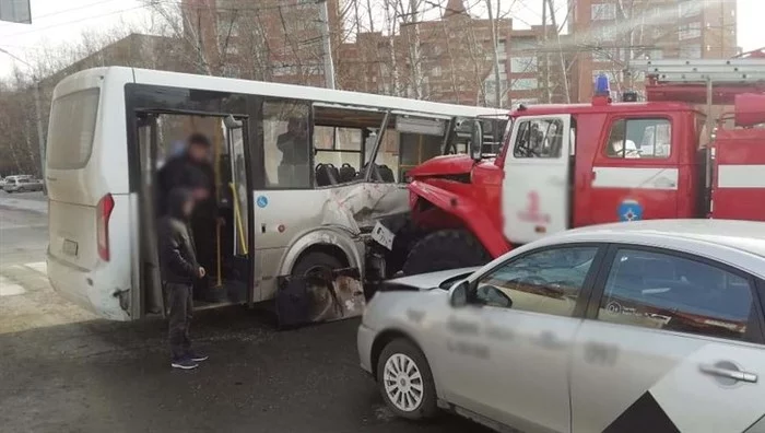 Video of a collision between a bus and a fire truck in Tomsk - Tomsk, Road accident, Vertical video, Video