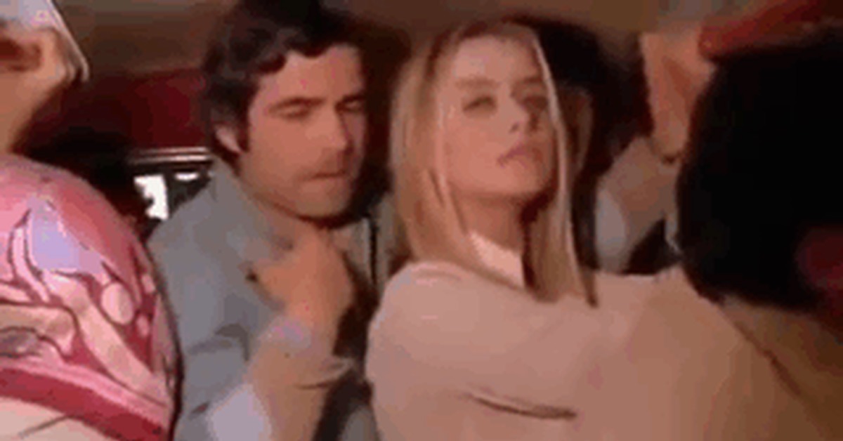 Cinema grope. Опасный Возраст 1975 Глория Гвида. Фильм опасный Возраст Глория Гвида. Quella eta maliziosa Глория Гвида. Глория Гвида в автобусе.