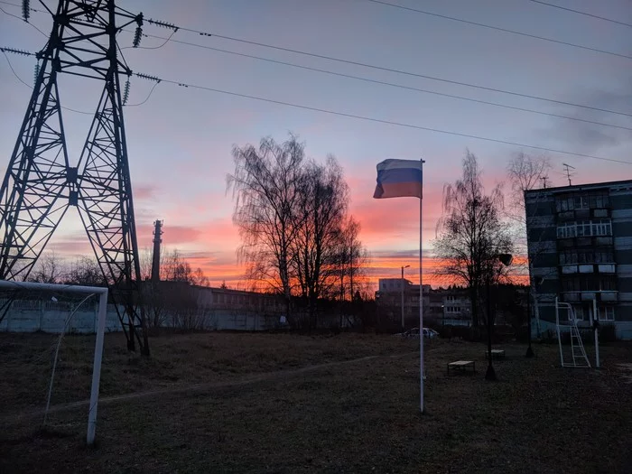 Pos. Orevo, Dmitrovsky district, Moscow region - My, Orevo, Fuck aesthetics, Moscow region, Flag, Sunset