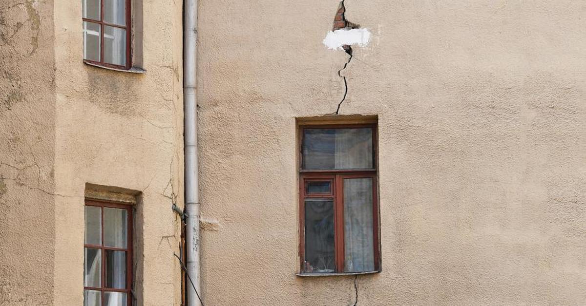 Трещина в здании. Домик с трещинами. Трещина в здании. Трещины в панельном доме. Трещина в здании.