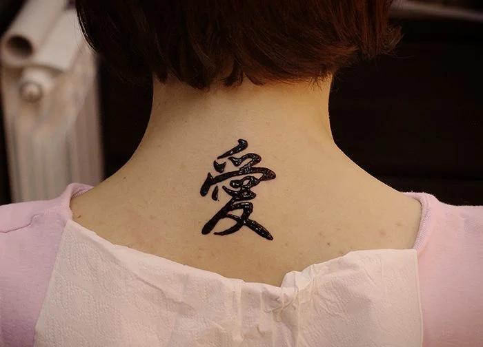 Что нужно знать перед тем, как сделать татуировку на шее?