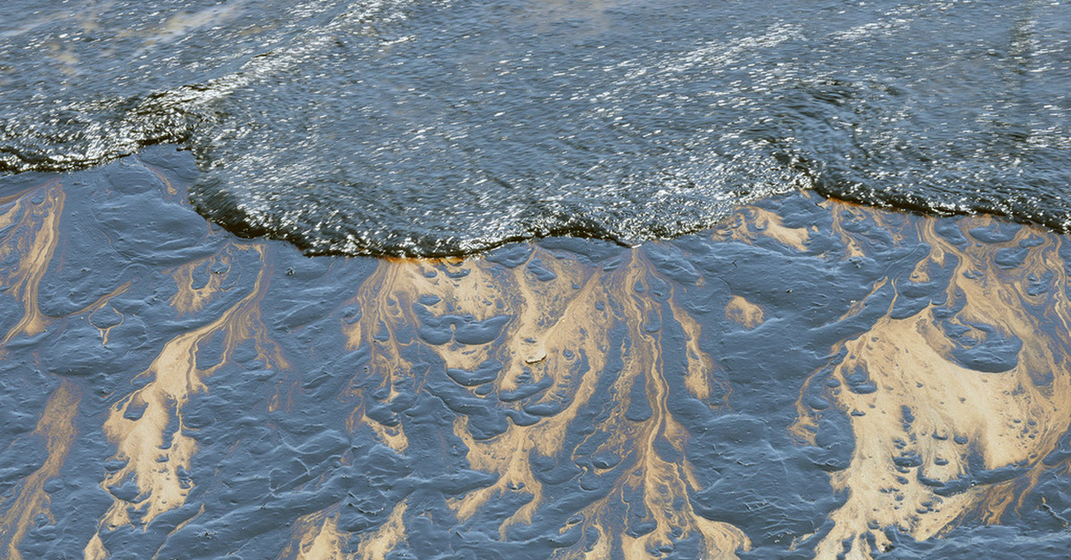 Поверхность океана составляет. Разлив нефти в Санта Барбаре. Загрязнение моря нефтью. Загрязнение воды нефтепродуктами. Нефтяное пятно.