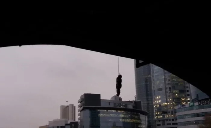 В Екатеринбурге неизвестные повесили пакет мусора на городском мосту. Со стороны казалось, что висит человек - Хулиганство, Длиннопост, Мусор, Мешки, Мост, Екатеринбург, Труп