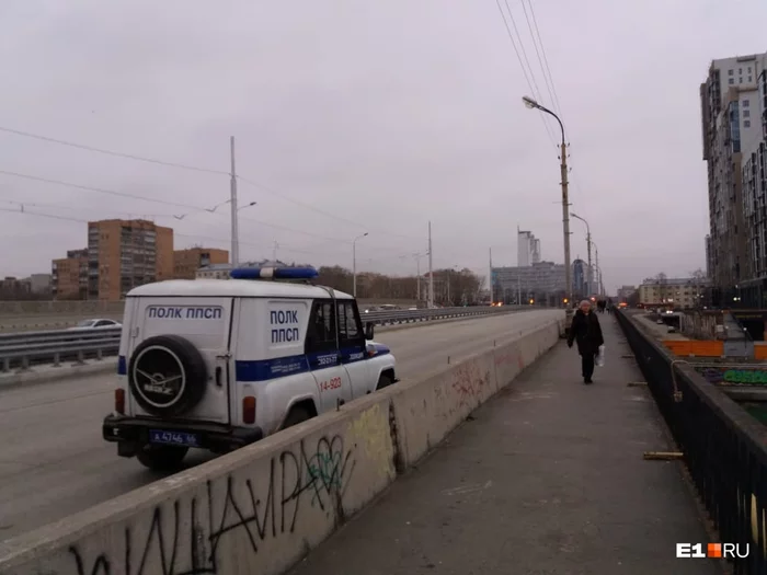 In Yekaterinburg, unknown people hung a bag of garbage on a city bridge. From the outside it seemed like a man was hanging - Hooliganism, Longpost, Garbage, Bags, Bridge, Yekaterinburg, Dead body