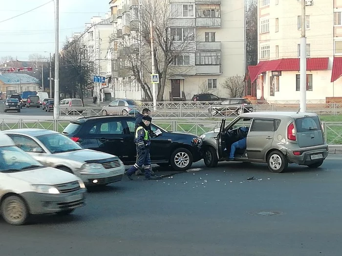 Question for the experts. How can this be? - Kostroma, Road accident, Unclear, Woman driving