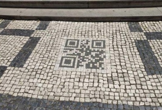 QR tuar - QR Code, Sidewalk, Oddities