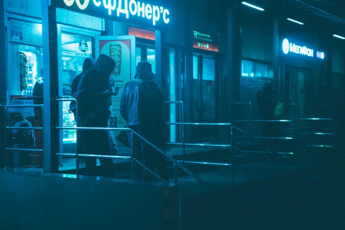 At the Kursk railway station - My, Shawarma, Cyberpunk, Evening, Neonoir, Neon