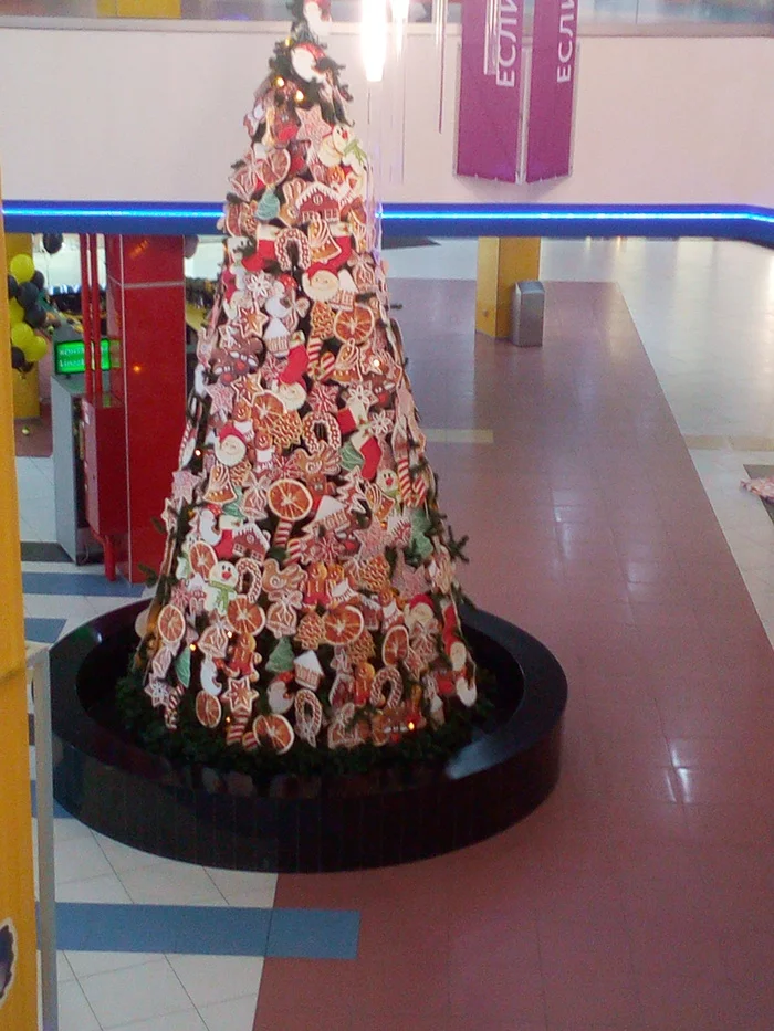 Christmas tree in a shopping center - My, Humor, Christmas tree, Overdone