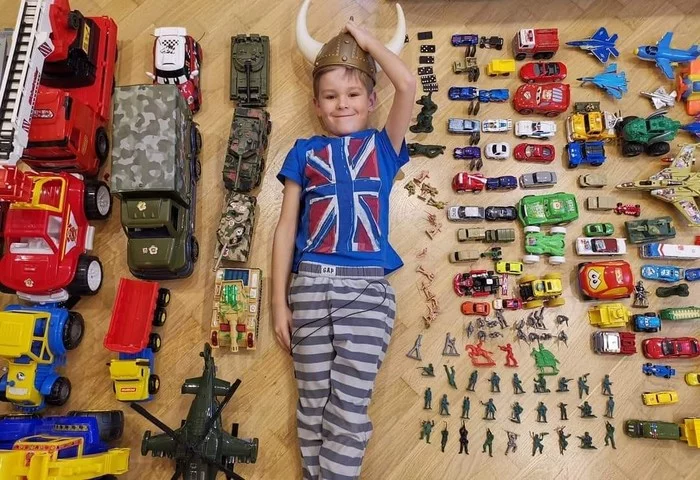 Why doesn't the guy in the photo have a gun among his toys? - Toys, Childhood, 80s-90s