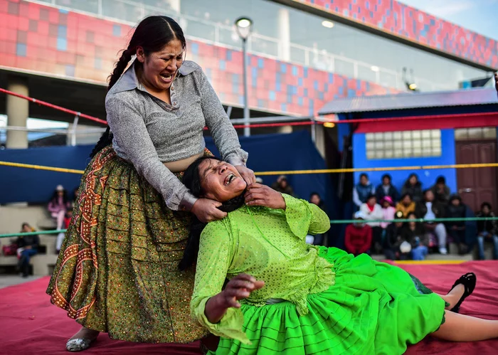 Performance of women wrestlers, Bolivia, 2019 - Bolivia, The photo, Wrestling, Boxing ring, Fighters, Performance, , Strangulation