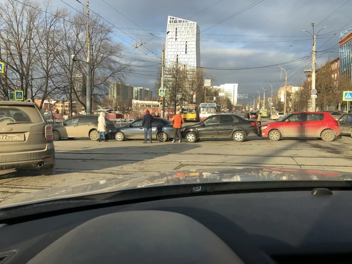 Когда не держишь дистанцию... - Моё, ДТП, Глупость, Ижевск, Невнимательность, Курьез