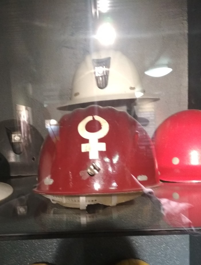 Был в угольной,финской шахте. Я не понял этот рисунок на каске к чему? Женщины в шахте работали?)