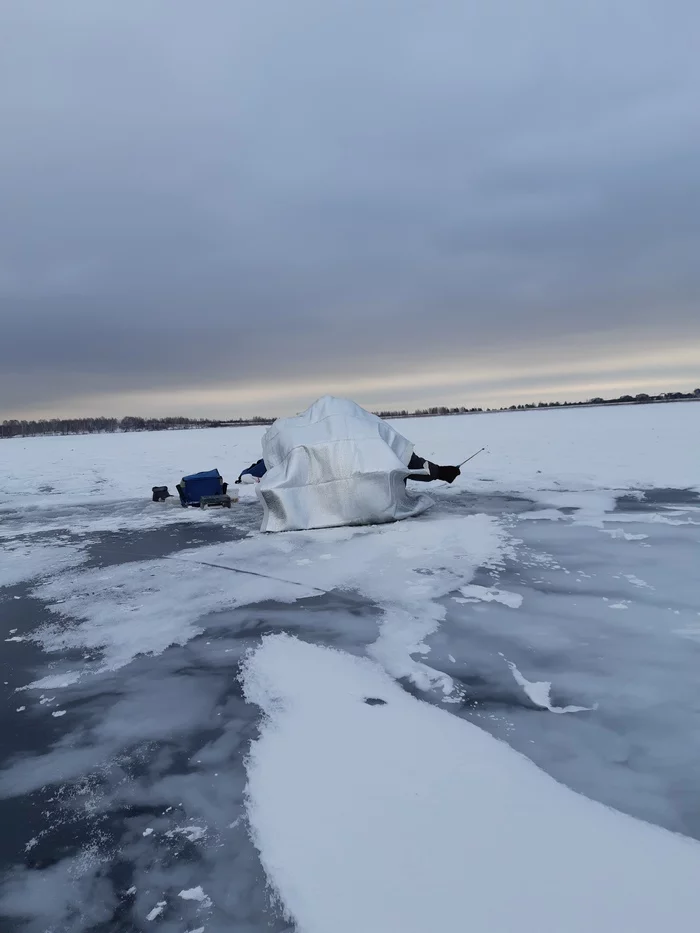 Winter fishing is a thrill - My, Fishing, Windy, Windproof barrier